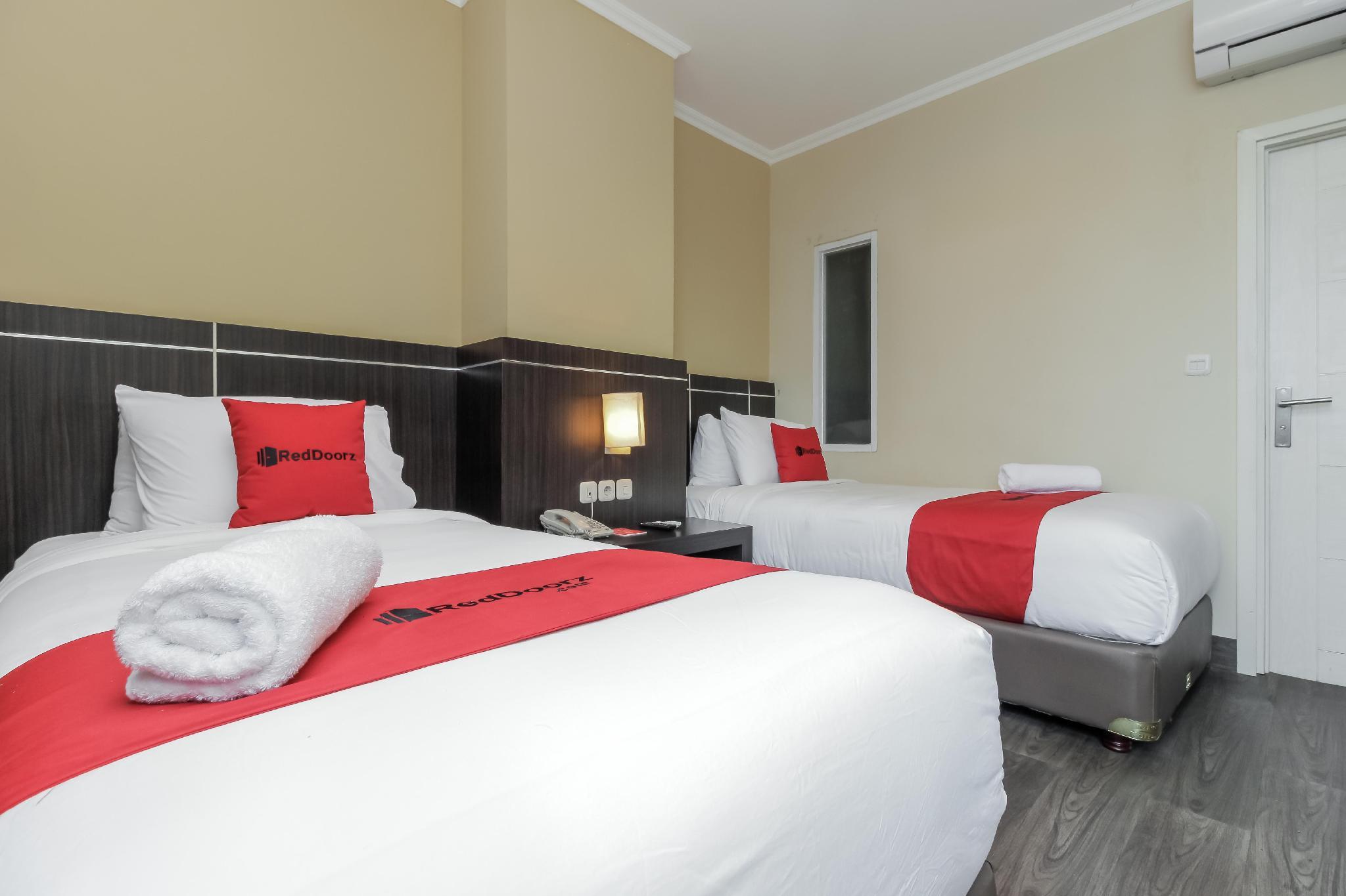 Reddoorz Plus @ Thamrin Jacarta Exterior foto