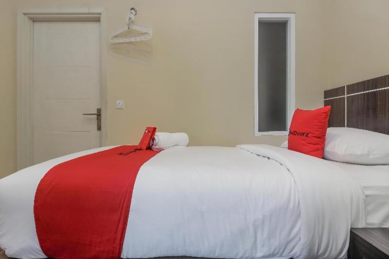 Reddoorz Plus @ Thamrin Jacarta Quarto foto