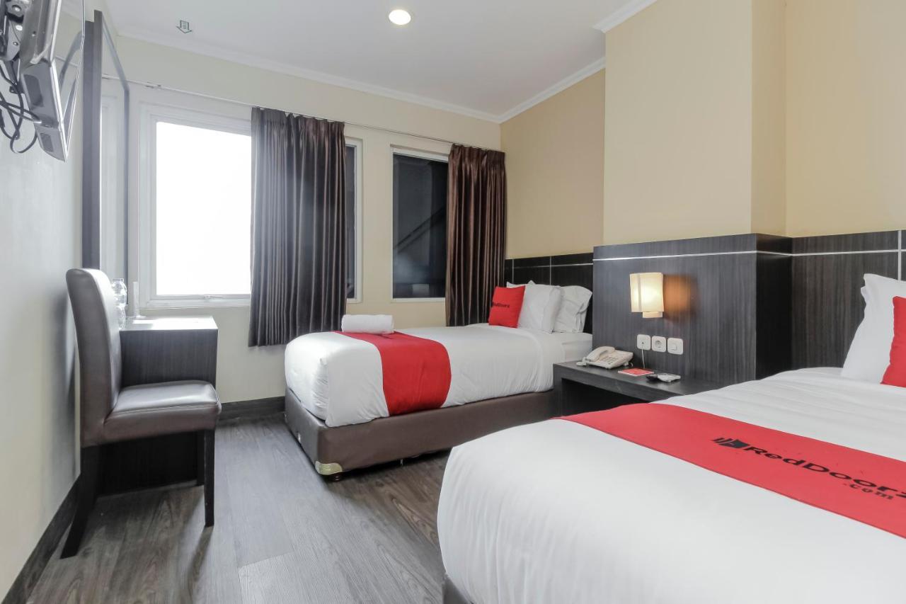Reddoorz Plus @ Thamrin Jacarta Exterior foto